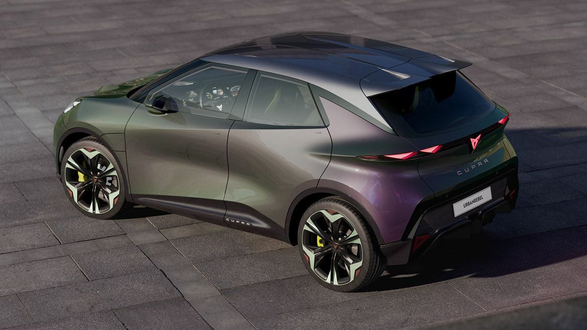 Arrière de la CUPRA Raval 2026 avec bandeau lumineux et diffuseur noir