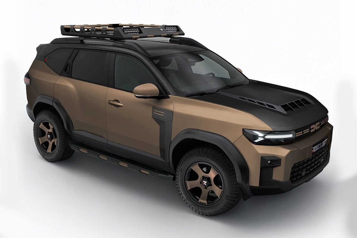 Dacia Bigster Redust 2025 en vue 3/4 avant avec protections off-road et jantes marron/or