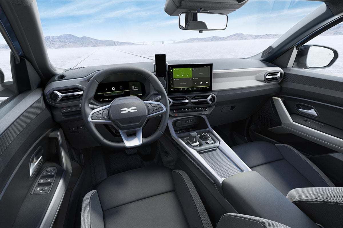 Poste de conduite du Dacia Hybrid-G 150 avec levier de vitesses automatique et écran central tactile