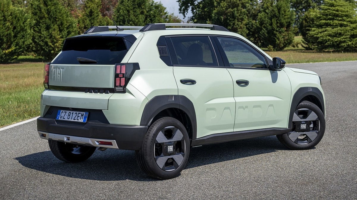 Arrière de la FIAT Grande Panda version essence, avec blocs optiques carrés et hayon vertical