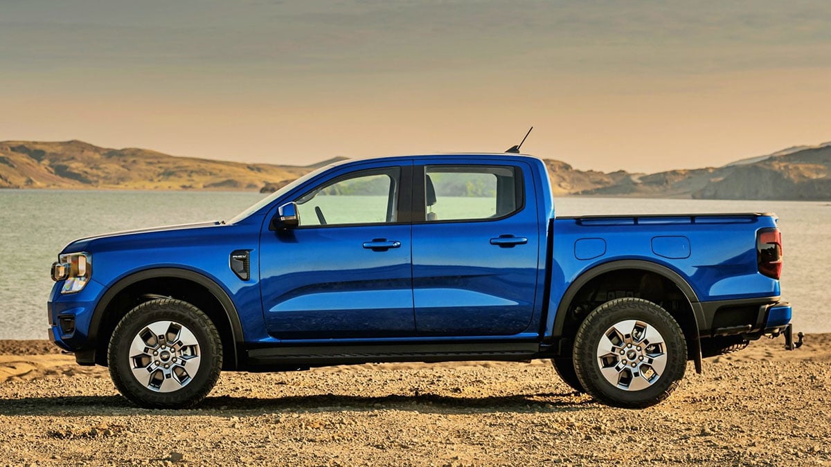 Profil latéral du Ford Ranger PHEV, pick-up hybride rechargeable de 5,37 m