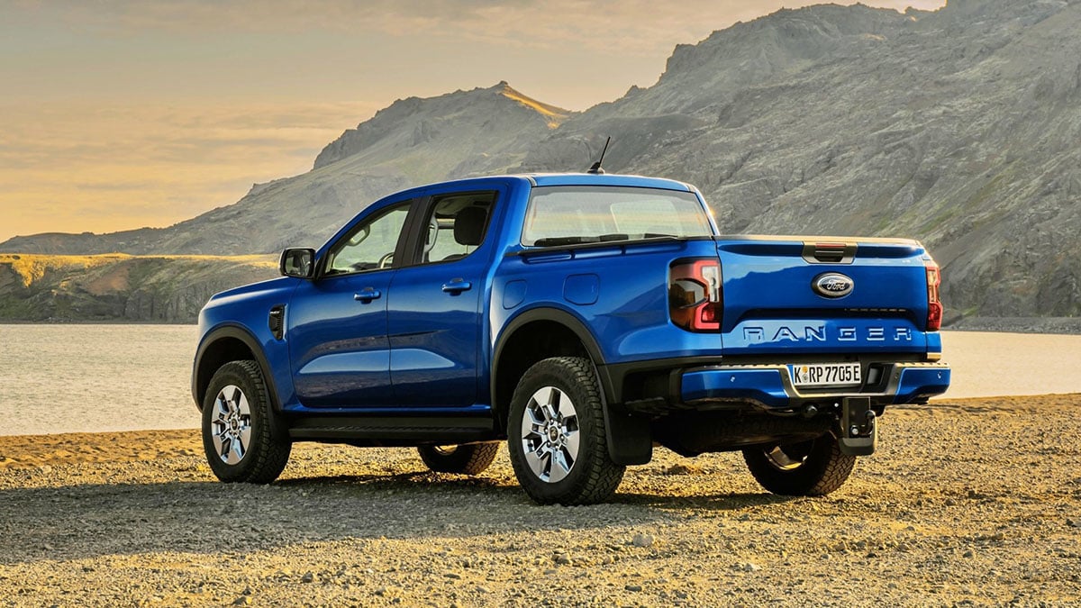 Arrière du Ford Ranger PHEV avec benne de chargement et feux verticaux