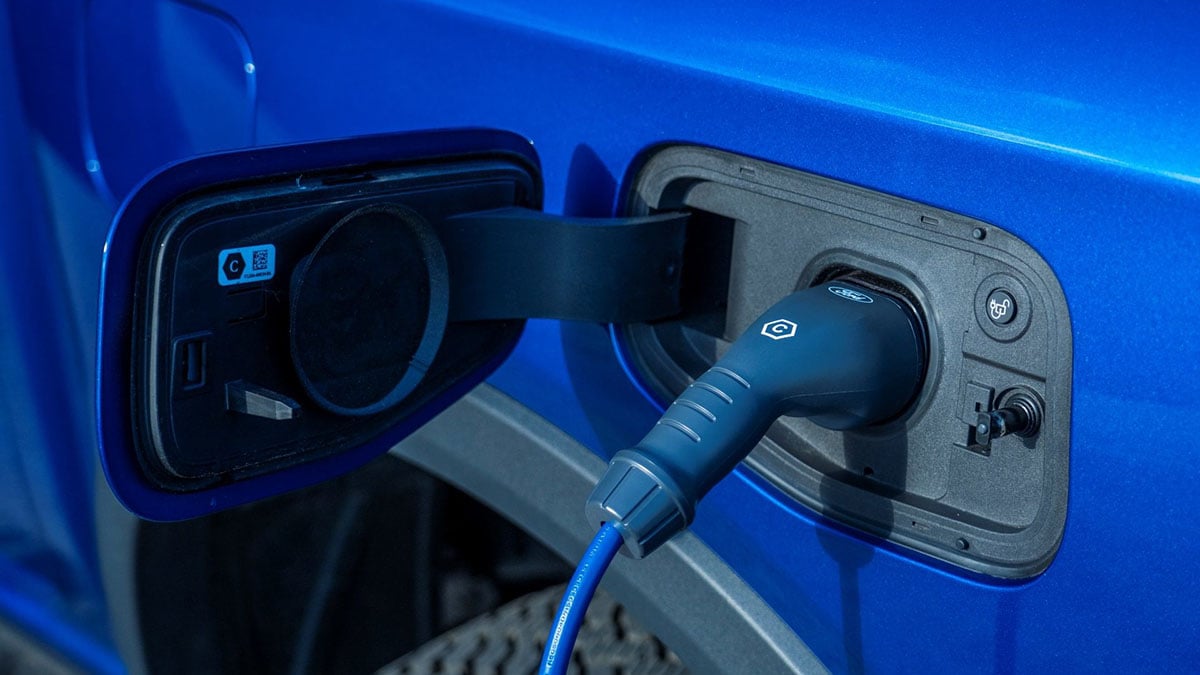 Prise de recharge du Ford Ranger PHEV en gros plan sur l’aile avant avec connecteur Type 2
