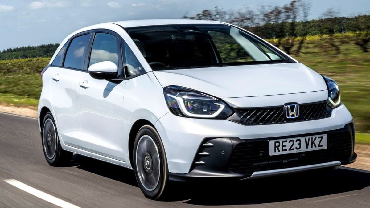 Face avant du Honda Jazz e:HEV 2025 avec signature LED et calandre noire