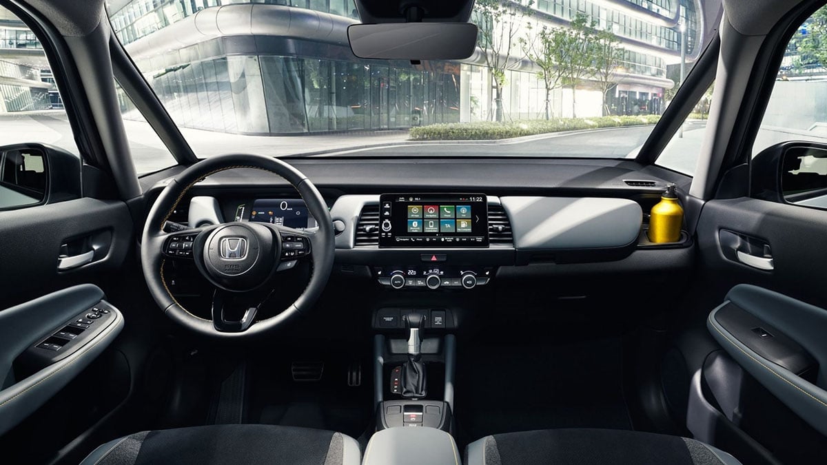 Intérieur du Honda Jazz 2025 avec double écran numérique et volant multifonctions