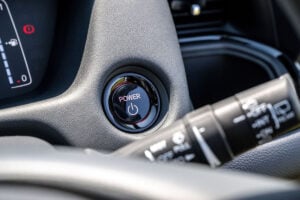 Voiture japonaise consommant 4,6 litres aux 100km avec équipement complet et garantie 10 ans rivale de Toyota Yaris