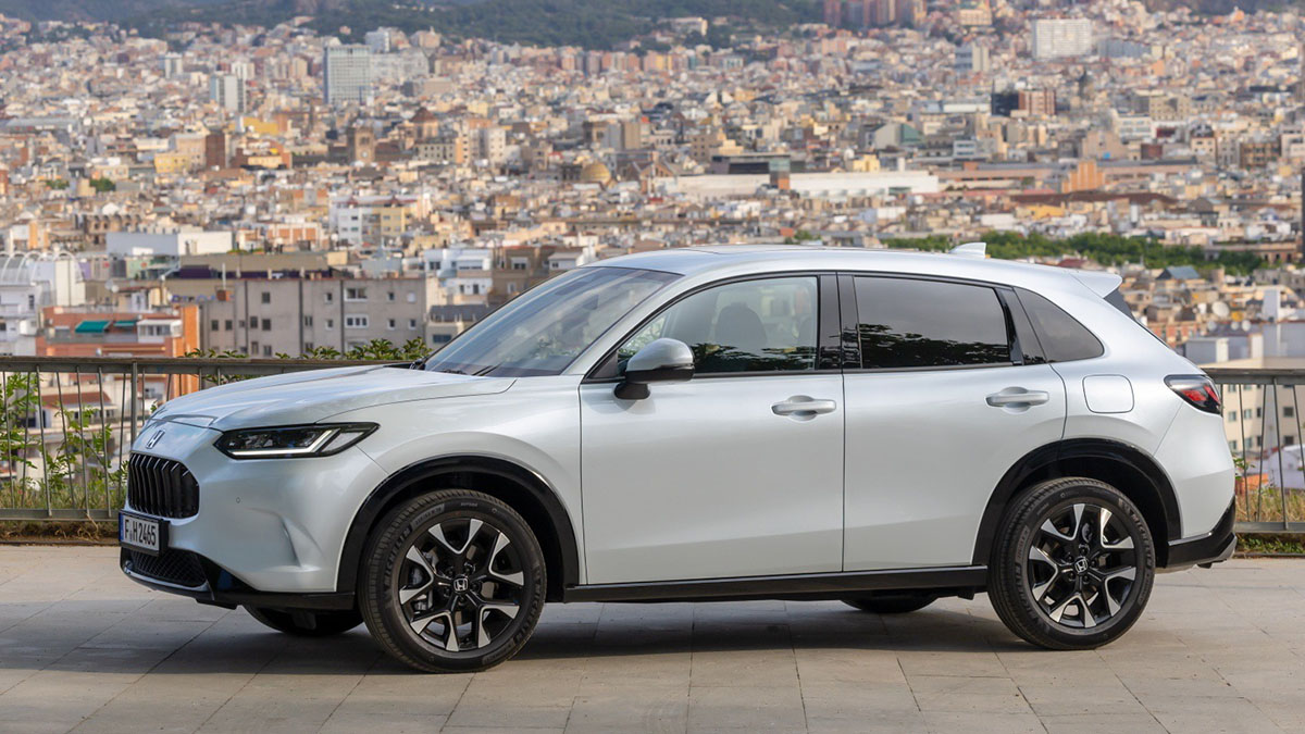 Vue latérale du Honda ZR-V e:HEV Sport avec jantes 18 pouces