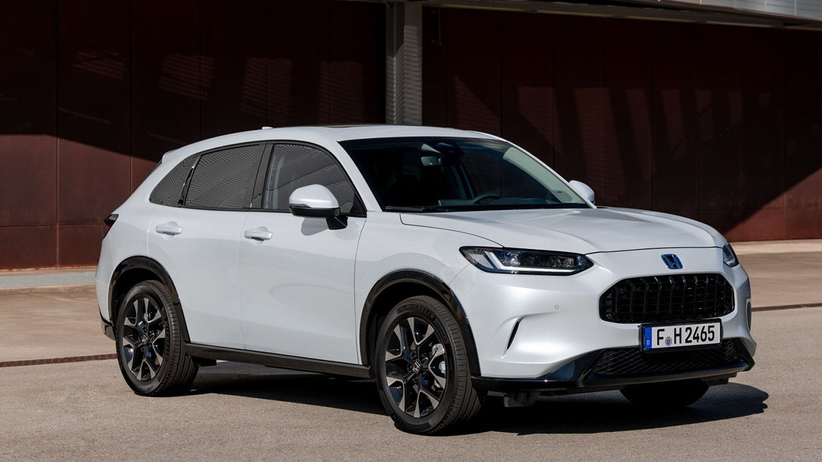  Face avant du Honda ZR-V hybride en finition Sport avec calandre noire et optiques LED