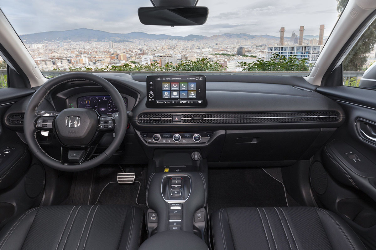 Intérieur du Honda ZR-V Sport avec écran tactile central et finitions sportives
