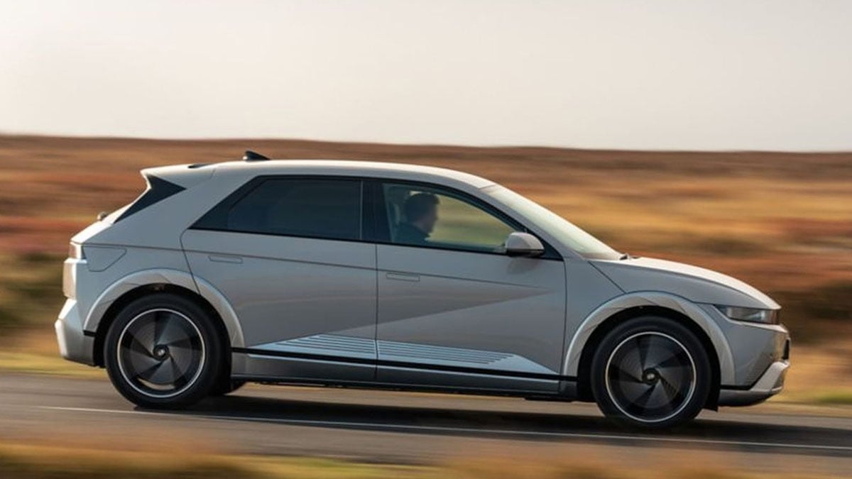 Profil du Hyundai Ioniq 5 Light 170 ch avec lignes anguleuses et jantes aérodynamiques
