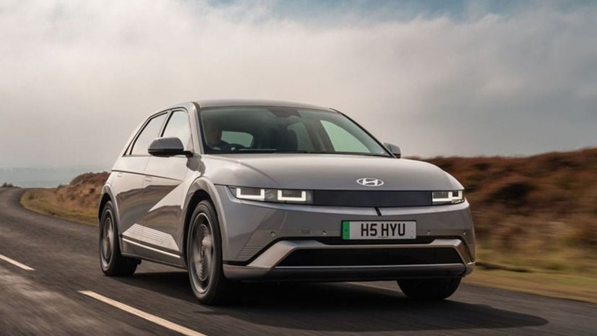 Face avant du Hyundai Ioniq 5 avec signature lumineuse pixelisée et capot nervuré
