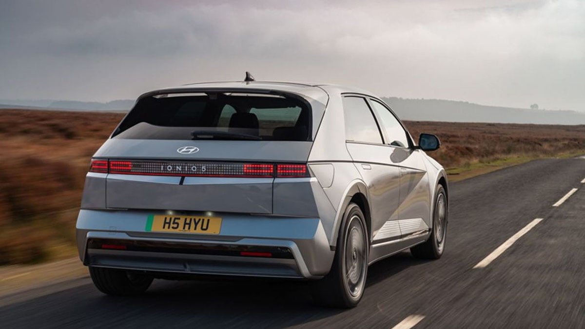 Arrière du Hyundai Ioniq 5 avec feux rectangulaires et hayon sculpté