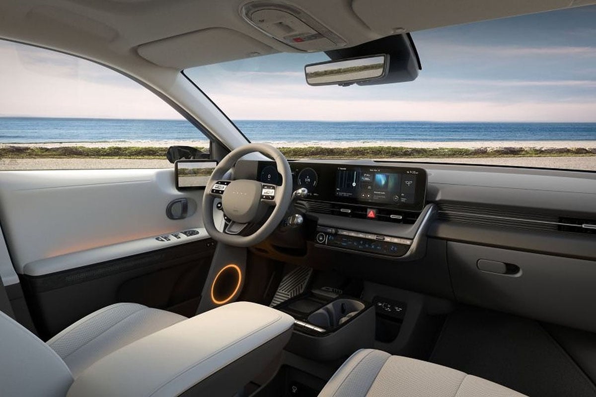 Tableau de bord du Hyundai Ioniq 5 avec double écran 12,3 pouces et volant à deux branches