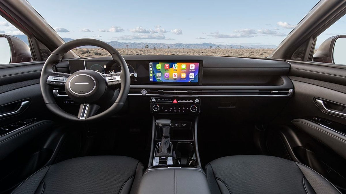 Intérieur du pick-up hybride Hyundai avec écran central numérique et commandes modernes