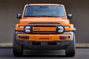 SUV hybride français abordable avec moteur haute efficacité, véhicule conversion essence électricité performant