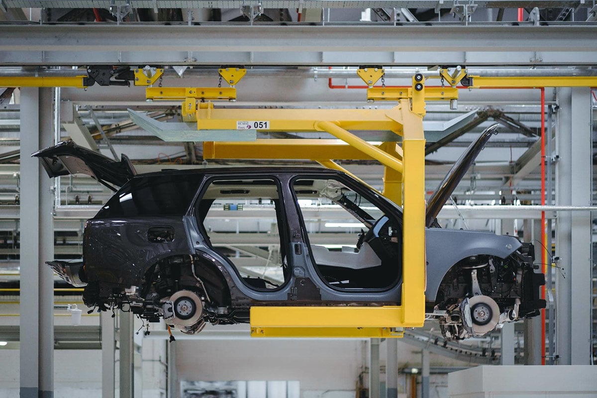 Chaîne de production Jaguar Land Rover à l'arrêt complet, lignes d'assemblage automobile paralysées et vides suite à cyberattaque informatique