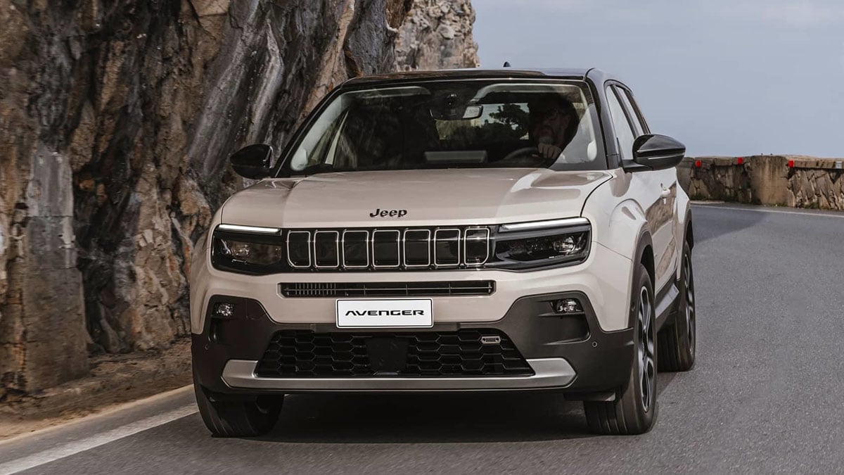 Face avant du Jeep Avenger e-Hybrid avec calandre à 7 fentes et phares LED