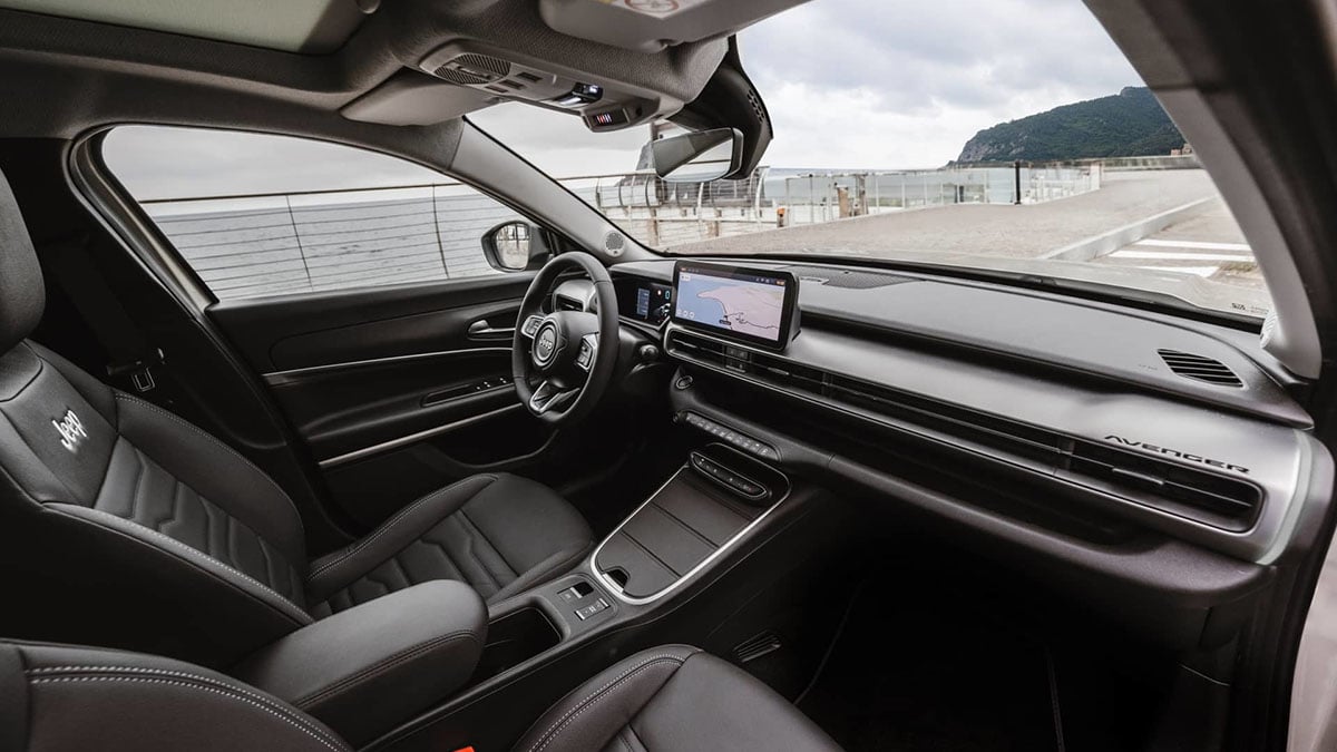  Poste de conduite du Jeep Avenger e-Hybrid avec écran numérique et interface tactile