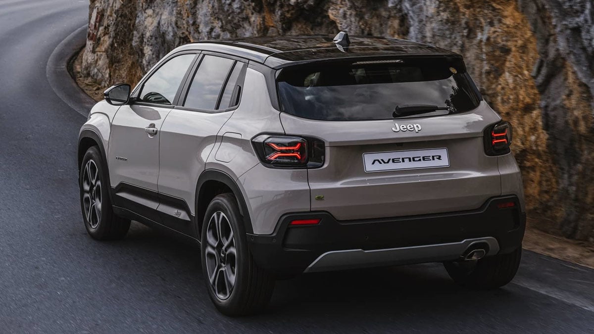 Vue arrière du Jeep Avenger e-Hybrid sur route de montagne
