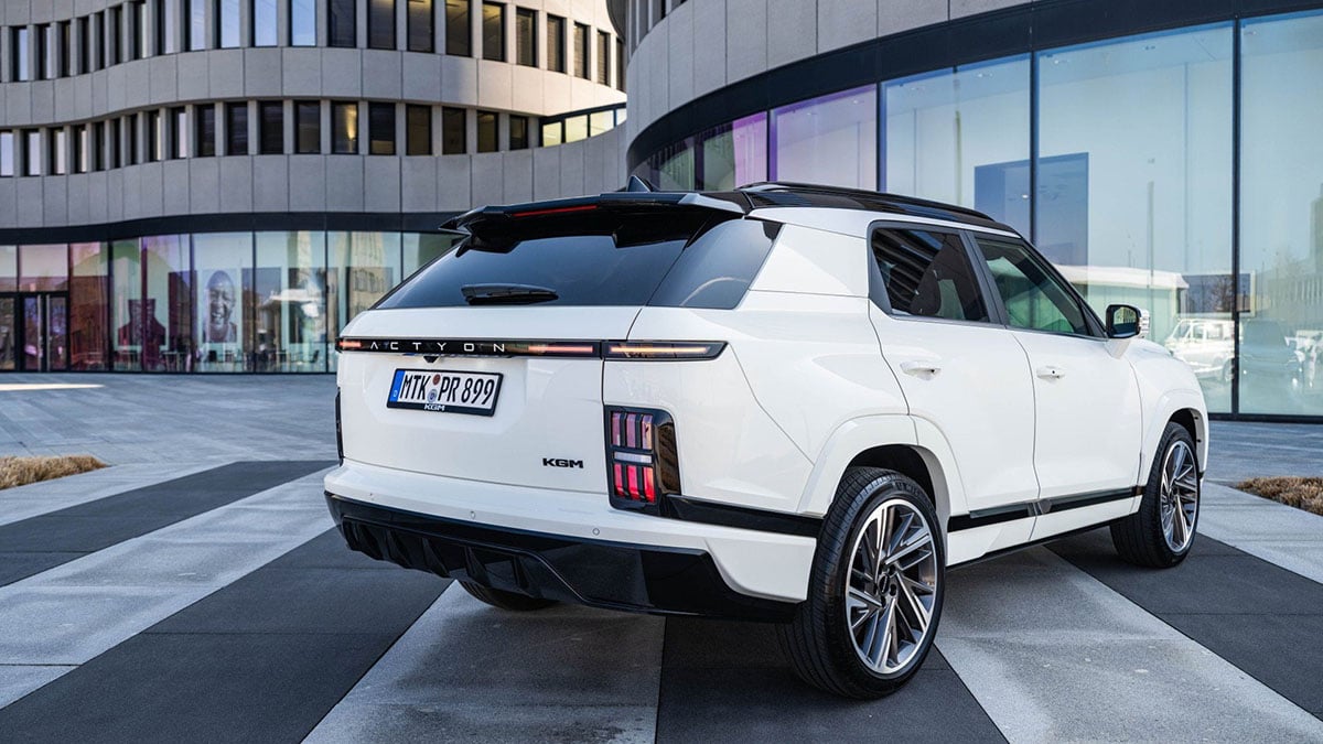 Arrière du KGM Actyon 2025 avec feux LED horizontaux et hayon large