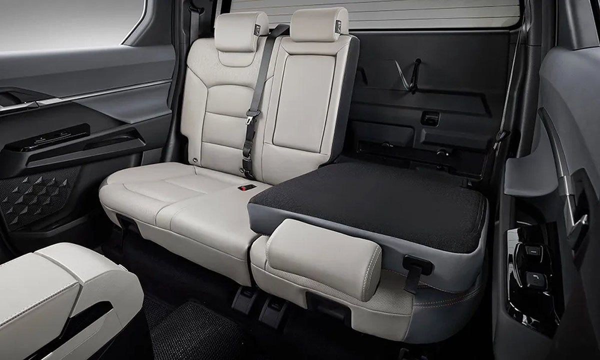 Sièges arrière du KGM Musso EV avec banquette trois places en configuration double cabine