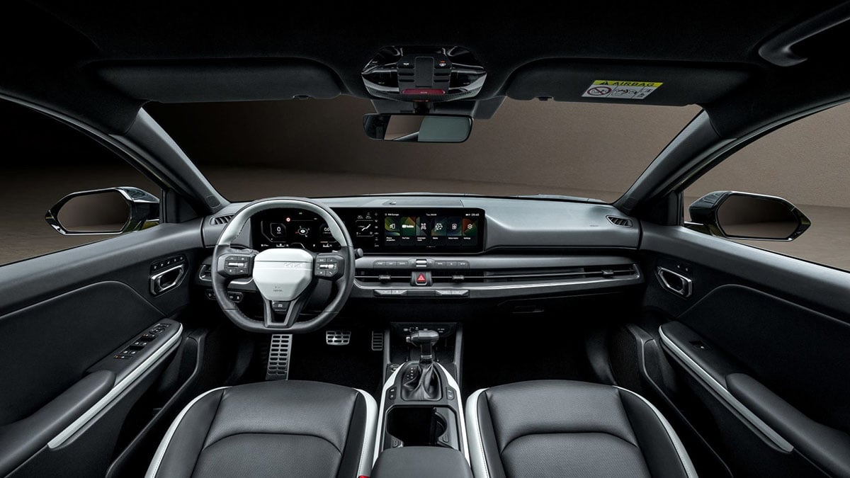 Intérieur Kia K4 2025 avec grand écran panoramique incurvé et instrumentation numérique