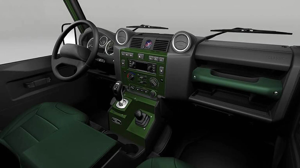 Poste de conduite du Land Rover Defender Churchill Edition avec sellerie cuir vert bouteille