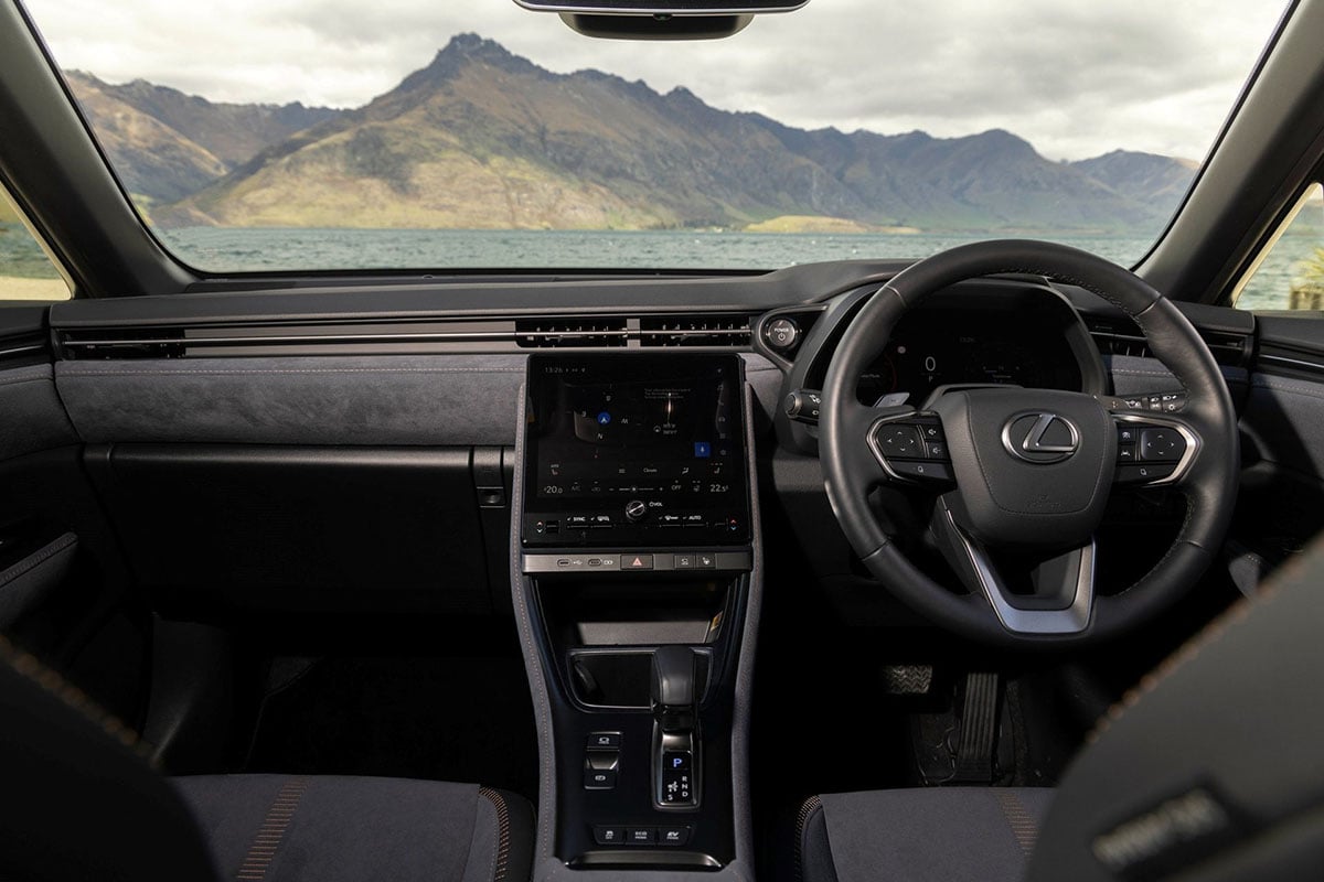 Intérieur Lexus LBX Elegant 2025 avec grand écran tactile et finitions premium