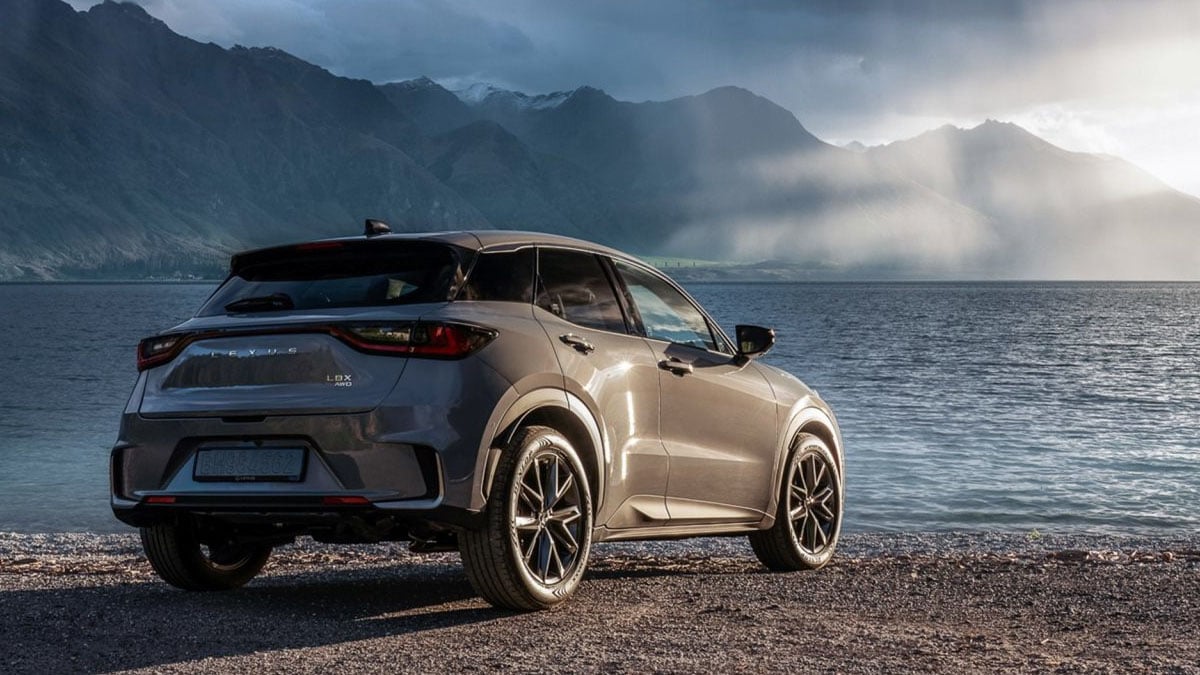 Arrière du Lexus LBX Elegant 2025 avec feux reliés par bandeau lumineux