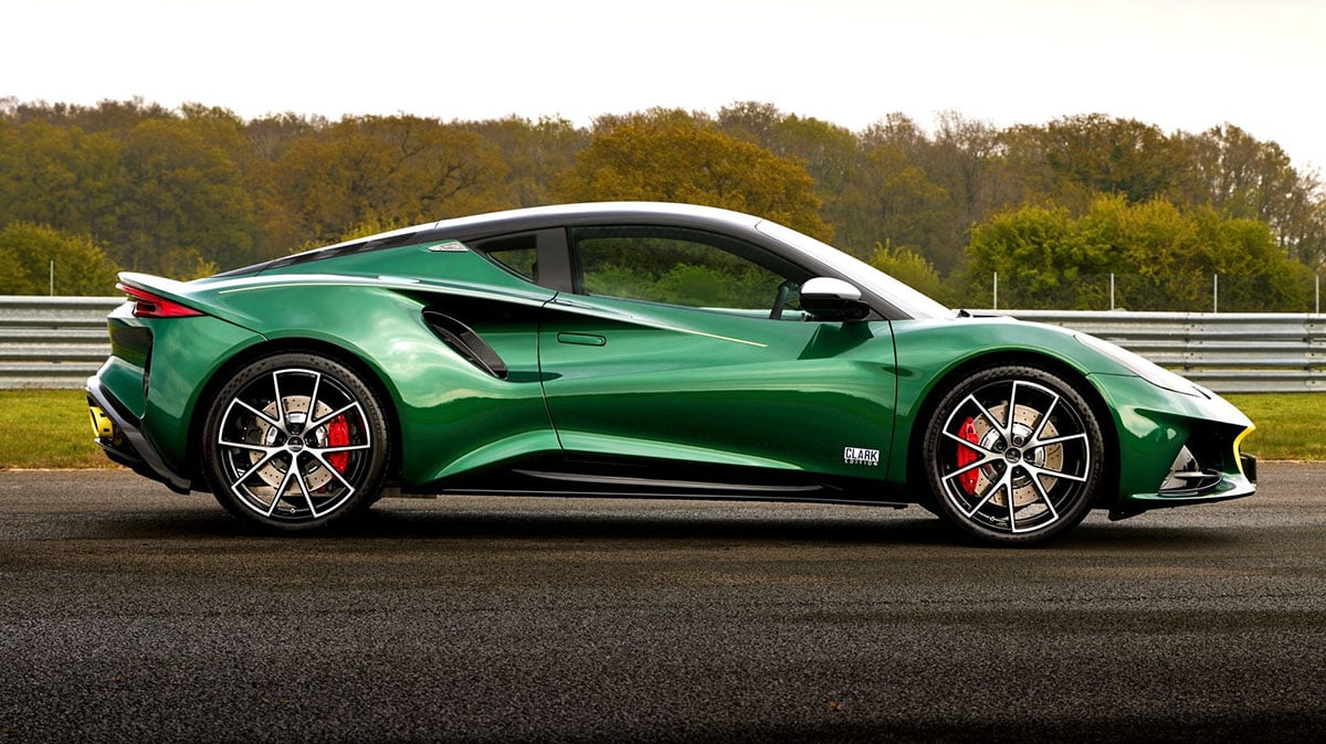 Profil du Lotus Emira V6 avec carrosserie basse et proportions de coupé sportif