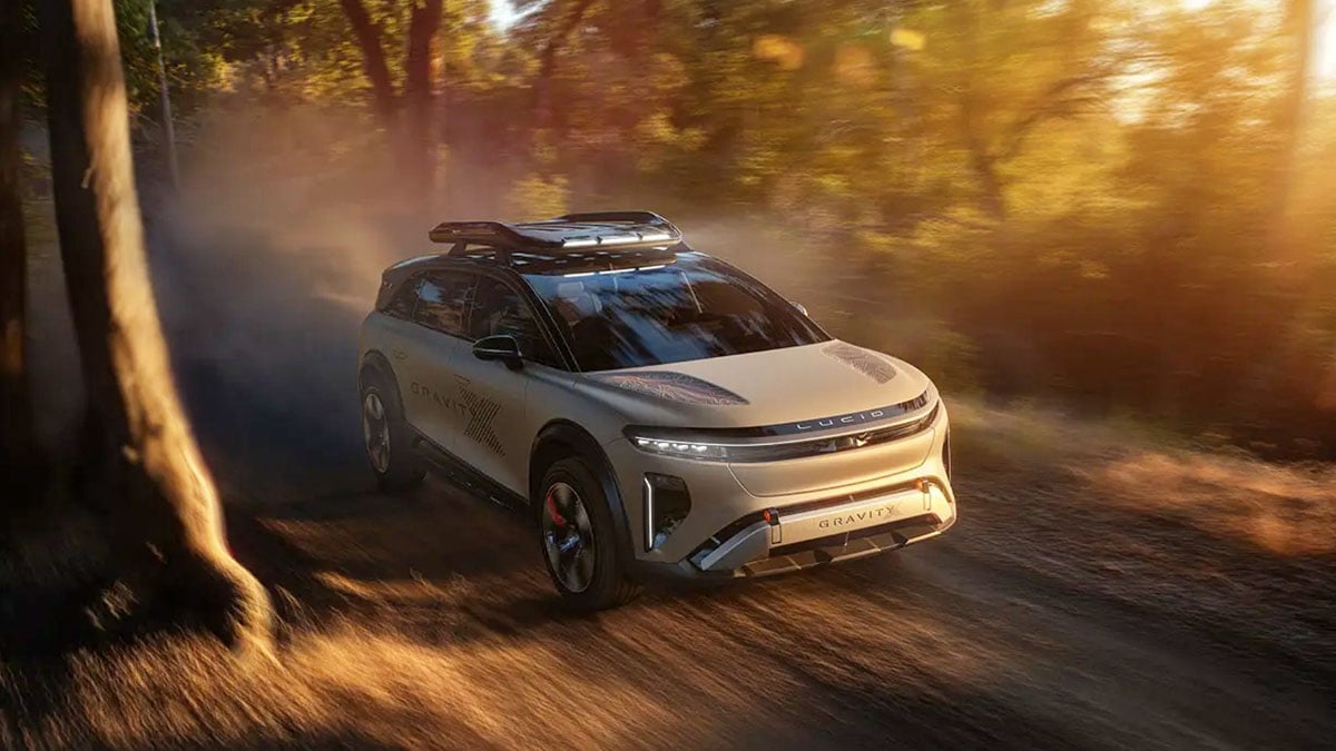 Face avant du Lucid Earth SUV électrique avec calandre fermée et signature lumineuse futuriste