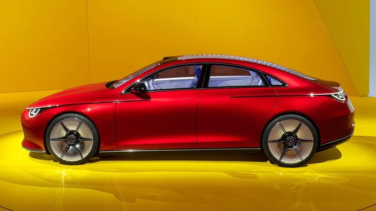 Profil du Mercedes Classe C électrique 2026 avec calandre lumineuse et silhouette de berline aérodynamique