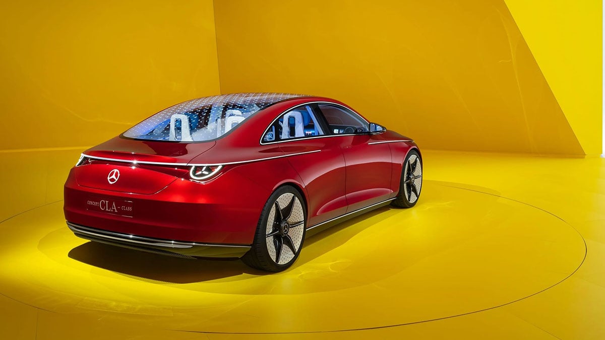  Vue arrière du Mercedes Classe C électrique 2026 avec feux LED horizontaux et design épuré