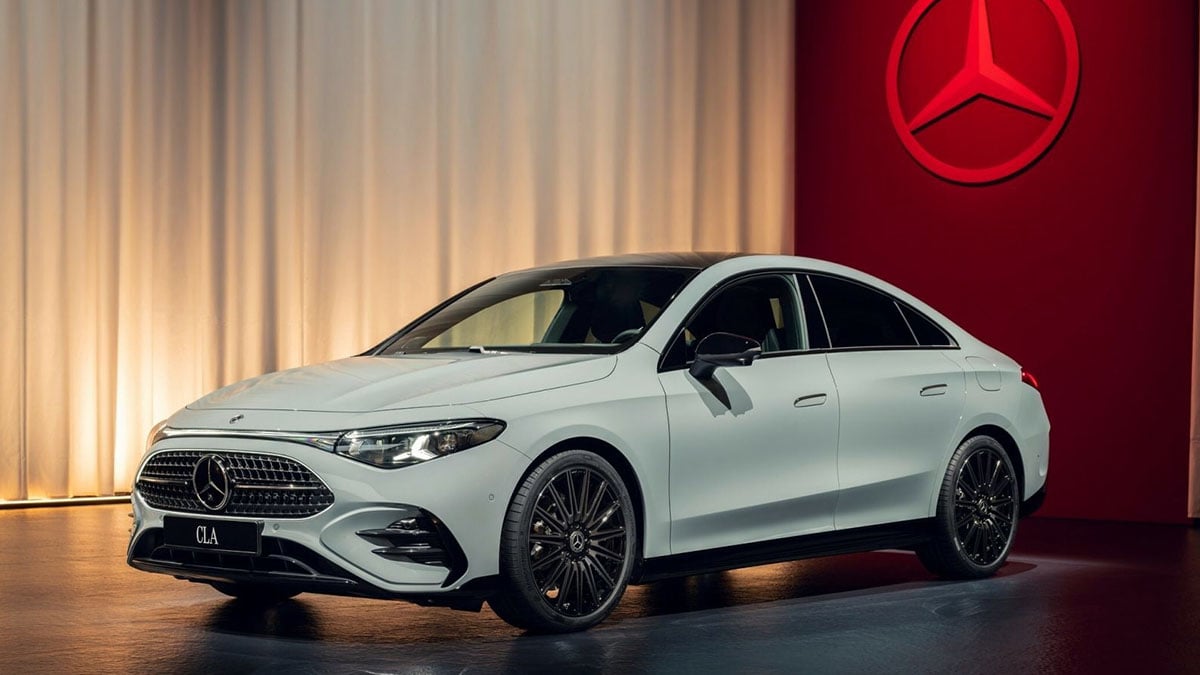 Vue latérale du Mercedes CLA hybride sur plateforme MMA, profil élancé et proportions dynamiques