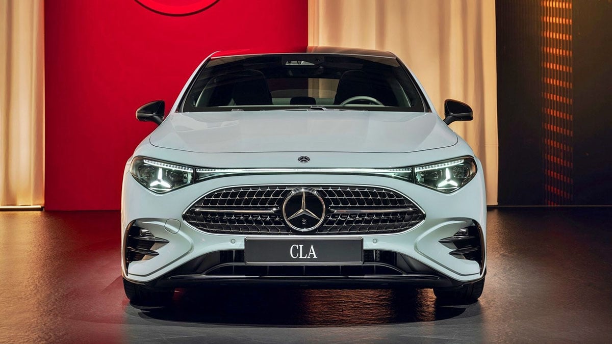 Face avant du Mercedes CLA avec calandre fine et signature LED modernisée