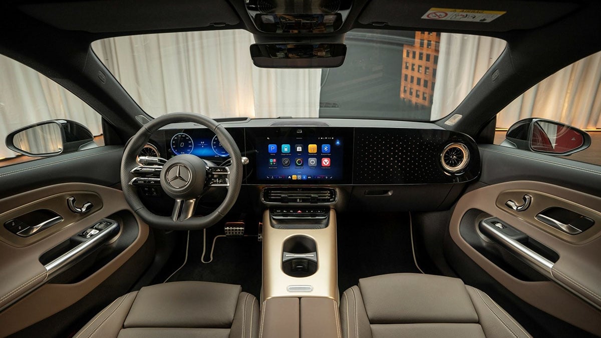 Poste de conduite du Mercedes CLA avec double écran panoramique et interface MBUX