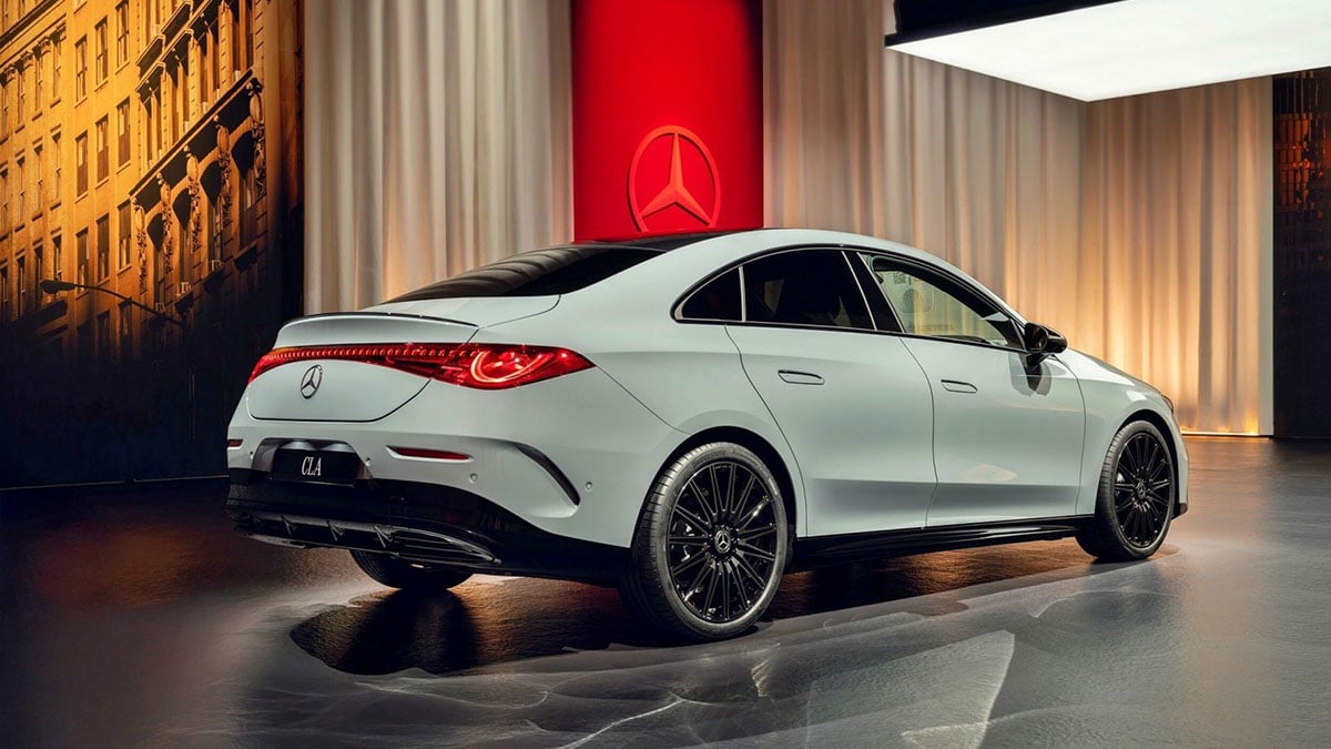 Arrière du Mercedes CLA hybride avec feux LED horizontaux et design fluide