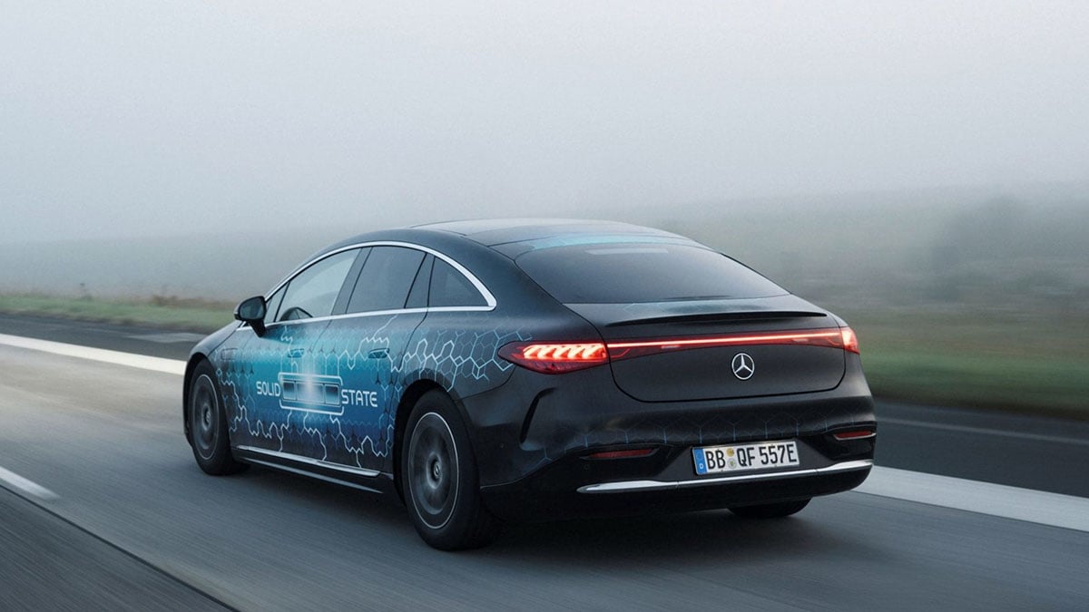 Arrière du Mercedes EQS avec bande lumineuse LED et diffuseur discret