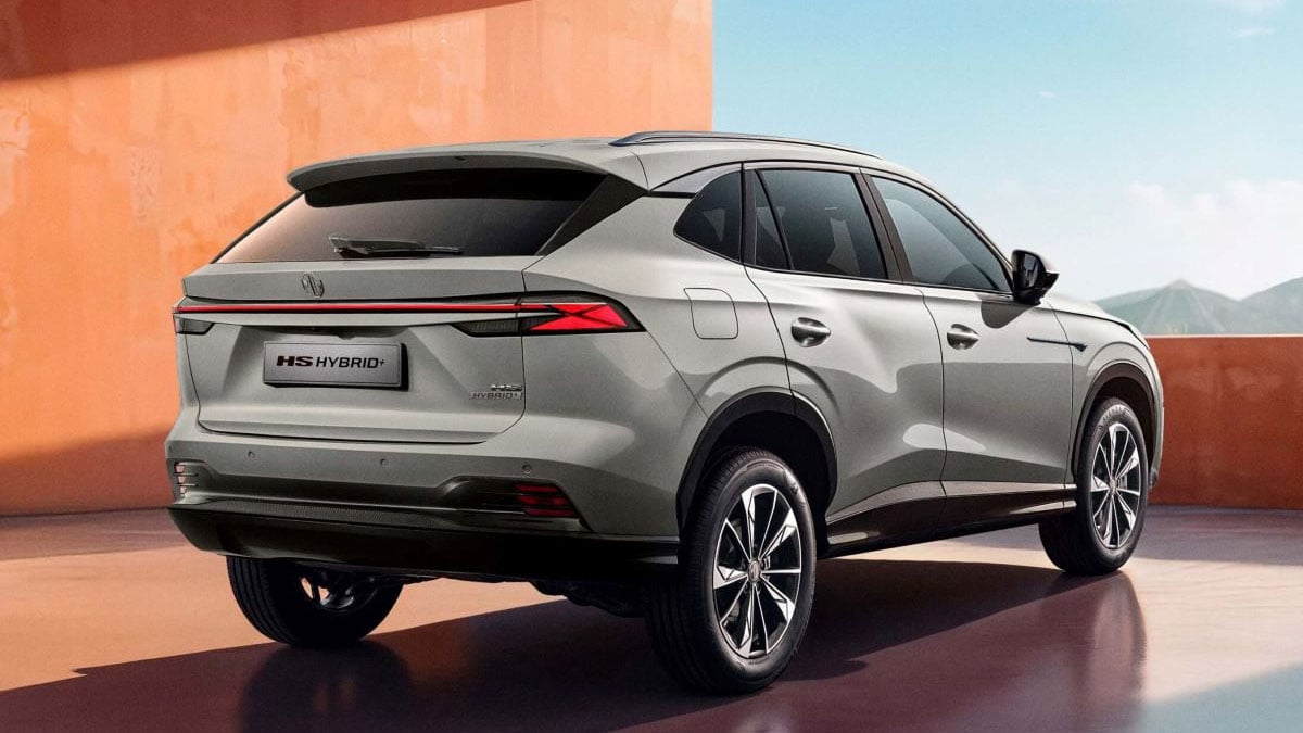 Arrière du MG HS Hybrid+ 2025 avec feux LED et badge Hybrid+