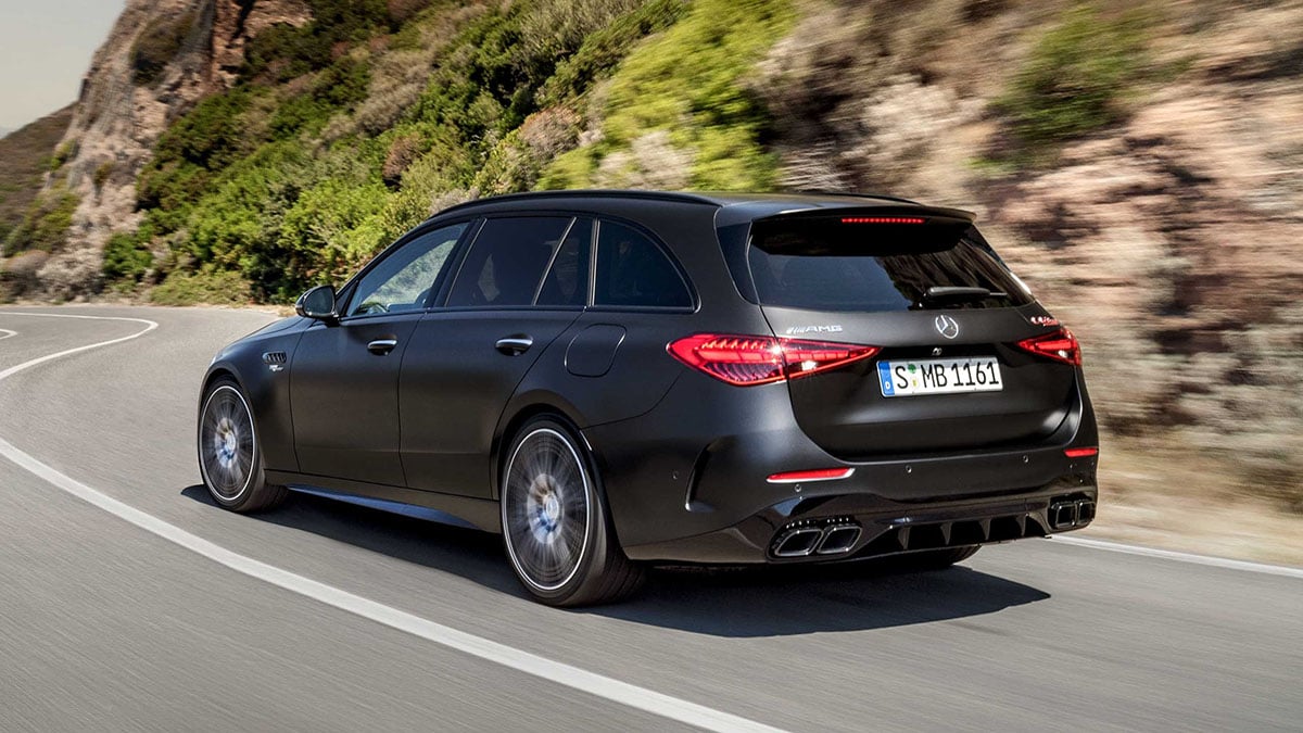 Arrière du Mercedes-AMG C 63 S hybride avec diffuseur, quadruple échappement et signature lumineuse  