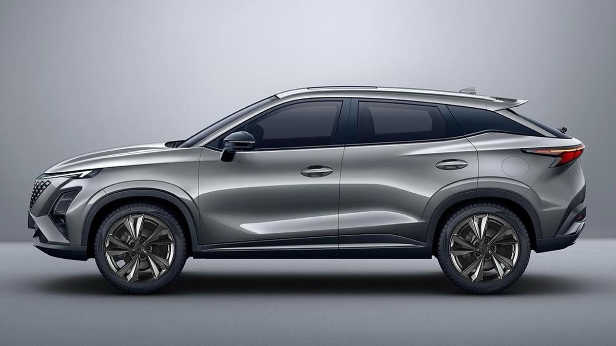 SUV Omoda 5 hybride 2025 vu de profil, design dynamique et lignes tendues