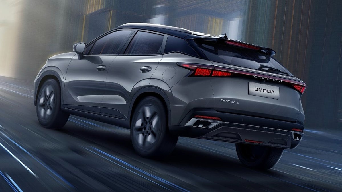 Vue arrière du SUV Omoda 5 hybride 2025 avec feux LED en bande
