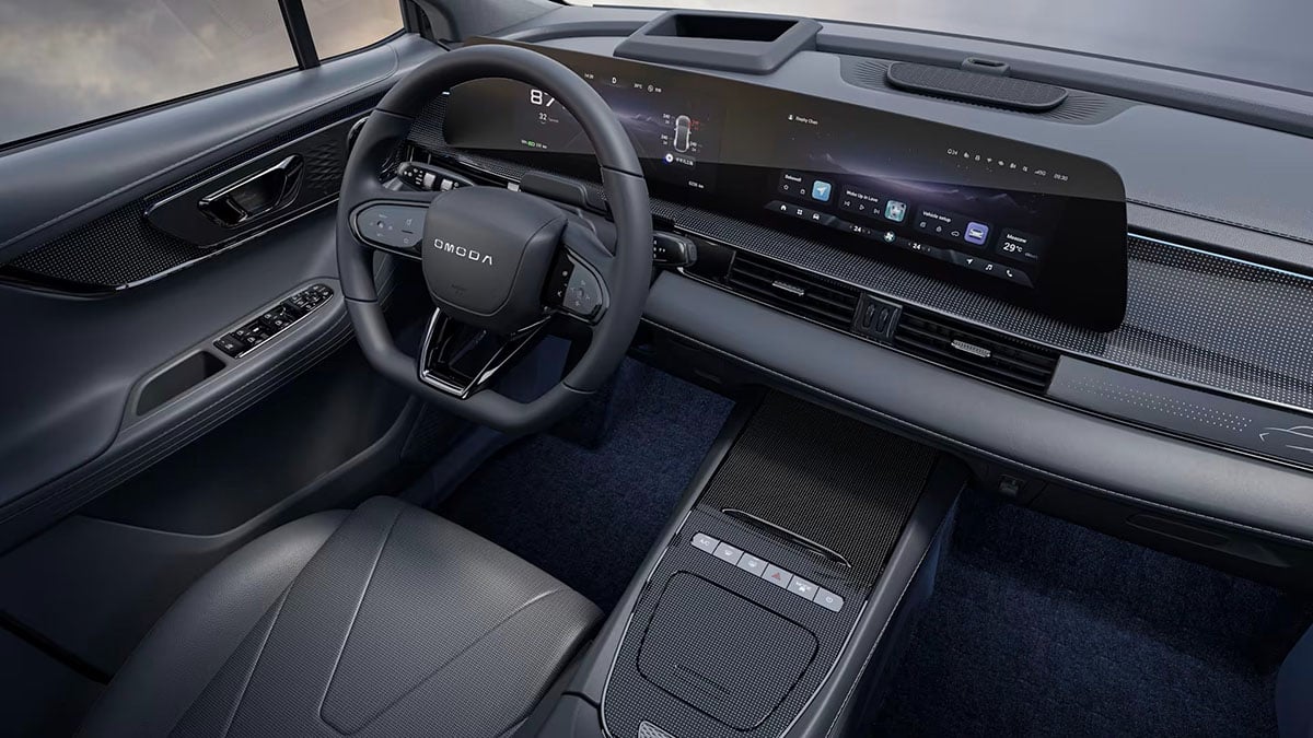Intérieur du Omoda 5 hybride avec double écran numérique et finitions modernes