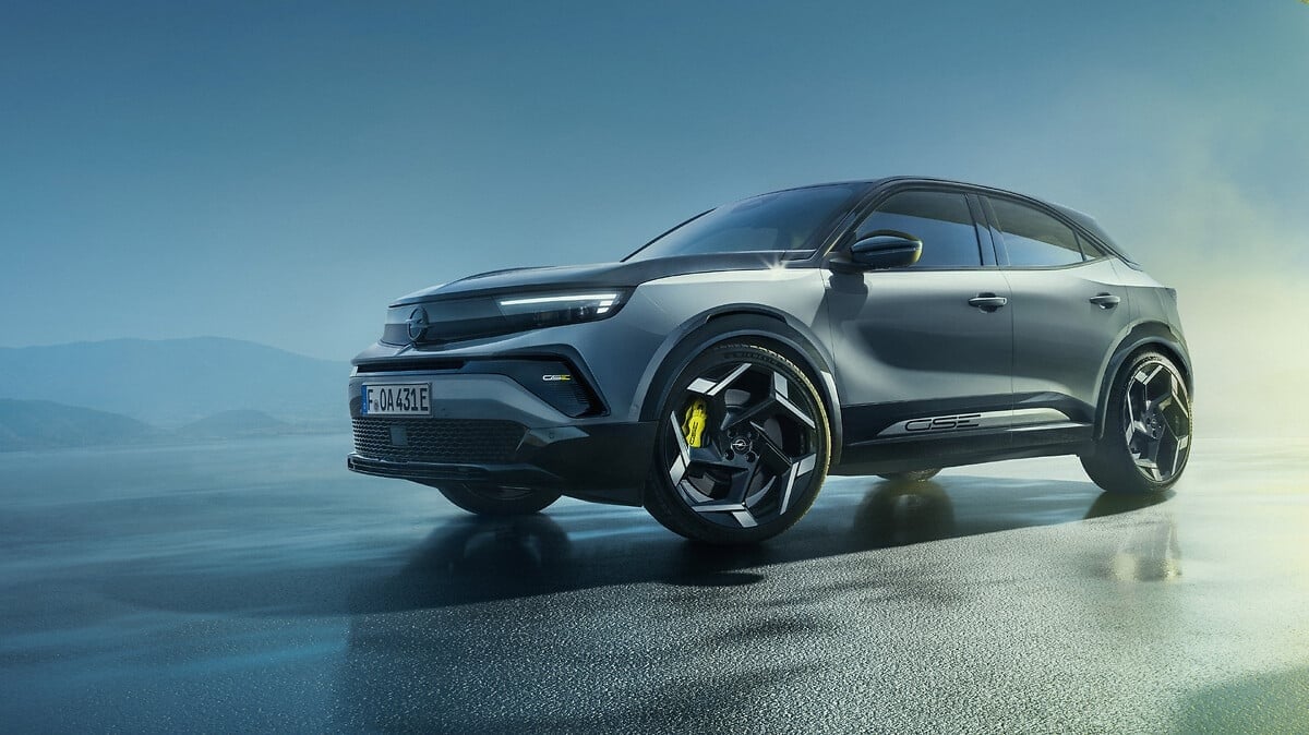 Profil du nouvel Opel Mokka GSE avec jantes 20 pouces et kit carrosserie élargi