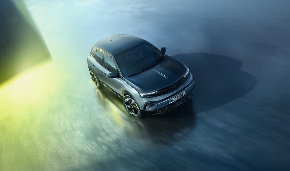 Avant de l’Opel Mokka GSE avec calandre Vizor noire et feux LED adaptatifs
