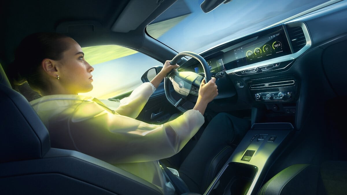 Intérieur de l’Opel Mokka GSE avec sièges sport et double écran Pure Panel