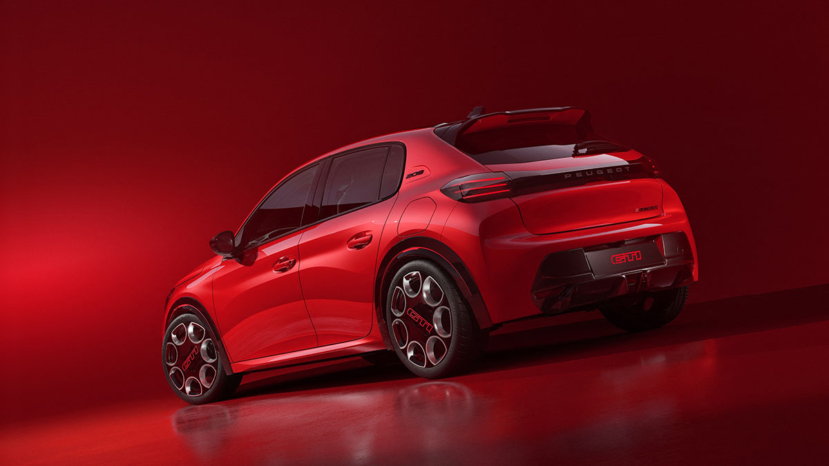 Arrière de la nouvelle Peugeot e-208 GTI 2025 avec feux reliés par bandeau noir et diffuseur sportif