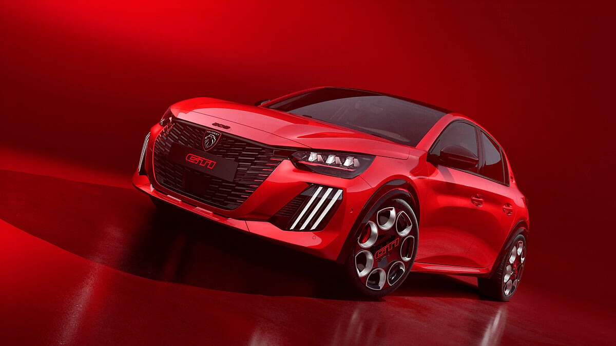 Nouvelle Peugeot e-208 GTI 2025 vue de face avec calandre sportive et signature lumineuse à trois griffes