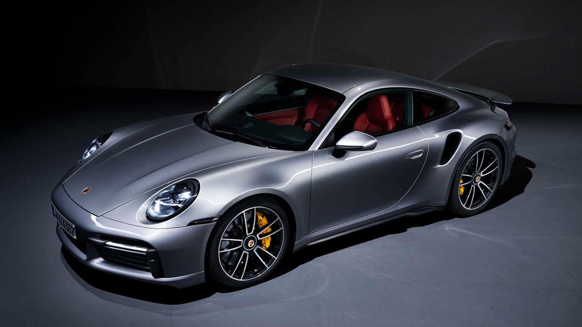 Avant de la Porsche 911 Turbo S électrique avec projecteurs LED et bouclier sculpté