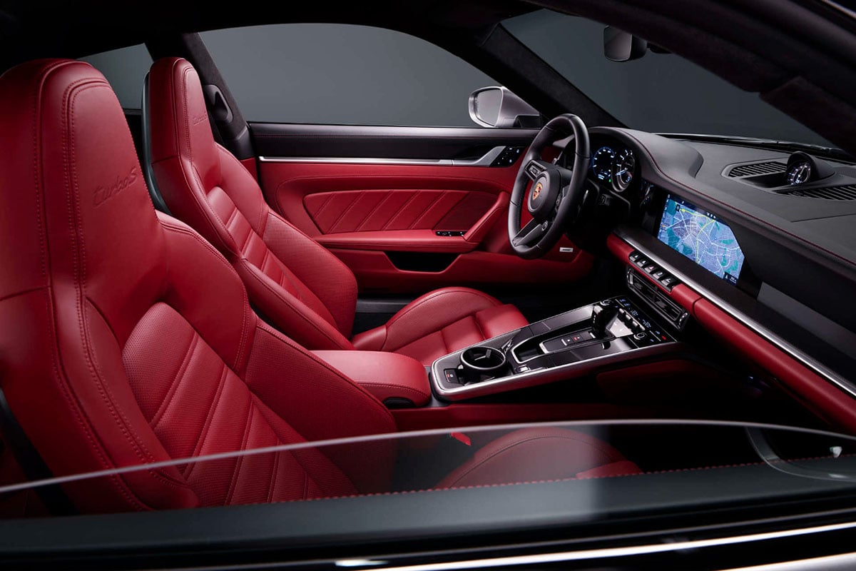 Intérieur numérique de la Porsche 911 Turbo S électrique avec combiné digital et volant sport